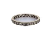 gros plan d'une bague en diamant sur fond blanc