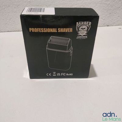 La boîte est vide et prête à être ouverte par le raseur professionnel.