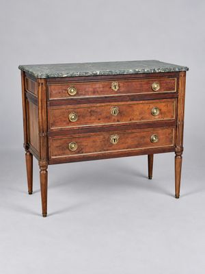 une commode ancienne avec dessus en marbre