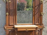 un miroir et un banc devant un immeuble