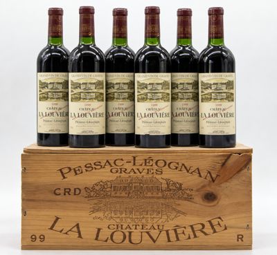 six bouteilles de vin rouge dans une caisse en bois