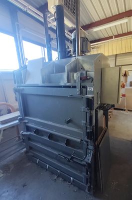une machine qui se trouve à l'intérieur d'un bâtiment