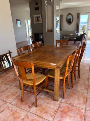 une table de salle à manger et des chaises au milieu de la pièce