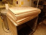 une pile de bois posée sur un support métallique dans une cuisine