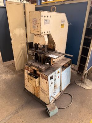 a machine that is sitting on the ground next to a building
