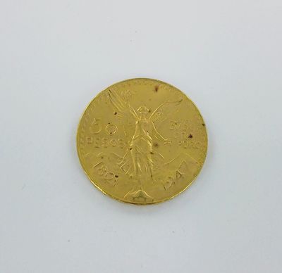 gros plan d'une pièce d'or sur une surface blanche