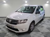 une photo d'une dacia blanche garée dans un garage