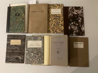 un grand nombre de livres posés sur une table