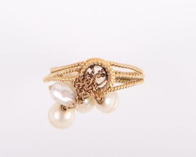 une image représentant une bague en or ornée de perles sur fond blanc