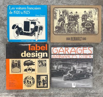 trois livres posés sur une table, avec une photo d'une voiture et d'autres objets
