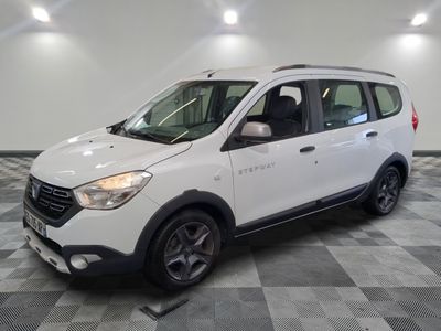 la photo d'une voiture blanche garée dans un garage