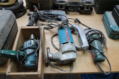 Lot composé d'une perceuse AEG, d'une disqueuse BOSCH, d'une…