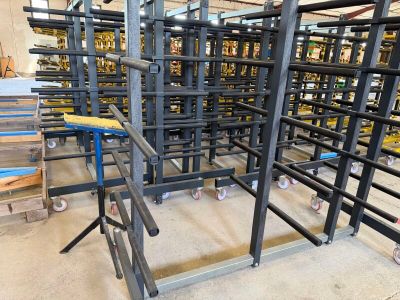 une grande salle remplie d'une multitude de rayonnages métalliques et de palettes