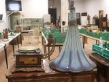 une pièce où sont exposés de nombreux objets anciens