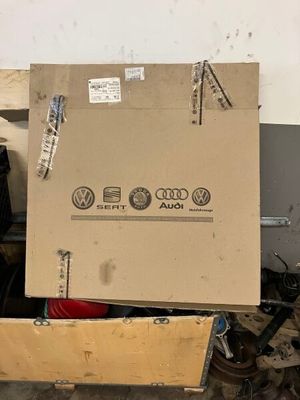 une boîte posée sur un carton