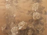 un tableau représentant un bouquet de fleurs accroché au mur