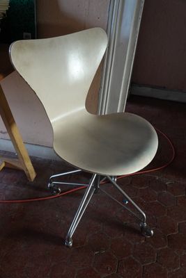 FRIETZ HANSEN Chaise en bois thermorformé. - Photo 1