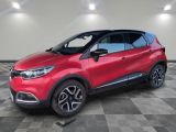 un SUV Renault C-Cross rouge garé sur un sol à damier