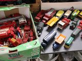 une boîte remplie de petites voitures et de petits camions posée sur une table
