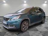 la voiture bleue est garée sur un sol en damier dans le garage