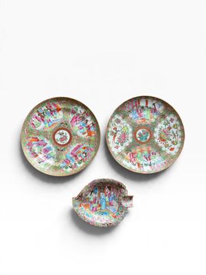 trois petits plats ornés de motifs colorés sur un fond blanc
