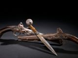 une image représentant une paire de pistolets et un couteau sur fond noir