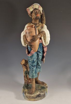 l'image d'une statue d'un homme tenant un bébé dans ses bras