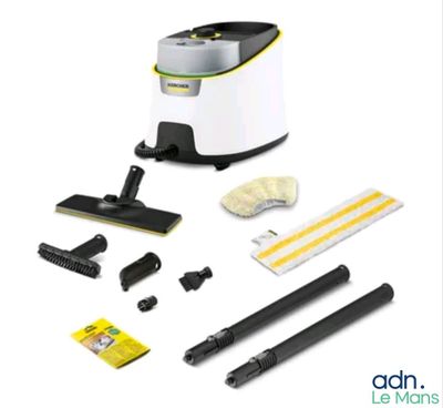 un aspirateur blanc et noir avec des produits d'entretien sur fond blanc