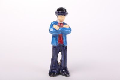 une figurine d'un homme avec un chapeau et une cravate