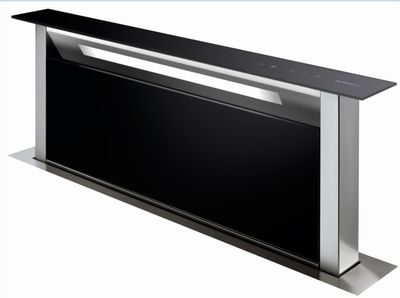 une photo d'un four de cuisine noir posé sur un plan de travail blanc