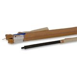 un stylo et un crayon posés à côté d'une feuille de papier