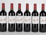 six bouteilles de vin rouge sont alignées