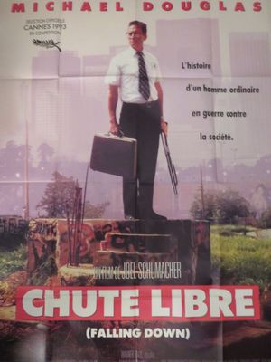 affiche de cinéma représentant un homme debout au sommet d'une pile de bagages