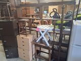 plusieurs meubles sont empilés dans une pièce