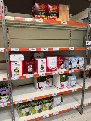 une étagère sur laquelle sont disposées de nombreuses bouteilles de vin dans un magasin