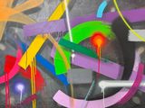 peinture représentant une œuvre abstraite multicolore sur un mur noir