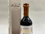 une bouteille de vin à côté d'un carton de vin