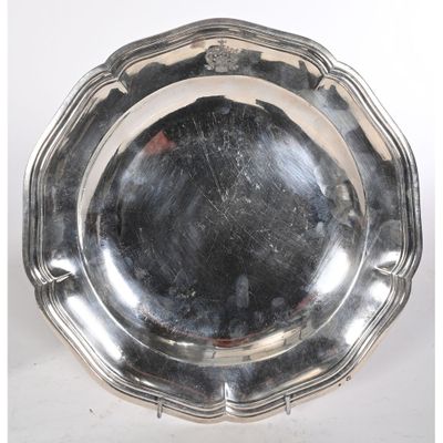 un plateau d'argent antique sur un support sur une surface blanche
