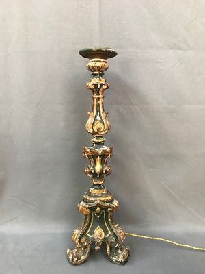 paire de bougeoirs anciens en laiton aux motifs ouvragés