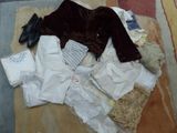 un tas de vêtements par terre, à côté d'un tapis