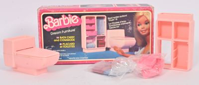 Ensemble de salle de bain pour poupée Barbie comprenant des toilettes, un lavabo, un miroir et une baignoire