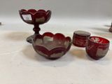 trois bols et deux tasses posés sur une table