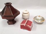 trois petits vases posés l'un à côté de l'autre sur une table