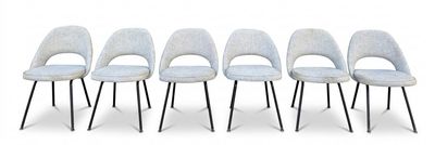 quatre chaises aux pieds noirs et recouvertes d'un tissu bleu clair, recouvertes d'un tissu bleu clair, recouvertes d'un tissu bleu clair, recouvertes d'un tissu bleu clair