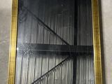 une image d'un miroir encadré d'or accroché à un mur