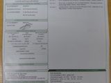 un ticket de caisse posé sur une table, sur lequel figure un code-barres
