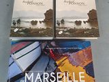 deux livres posés sur une table, dont l'un représente un bateau et l'autre représente un bateau