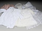 un tas de vêtements posés sur une table