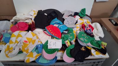 Lot de 117 chapeaux et casquettes enfant, différents coloris…