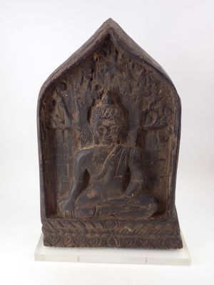 sculpture représentant un Bouddha assis sur un socle en marbre